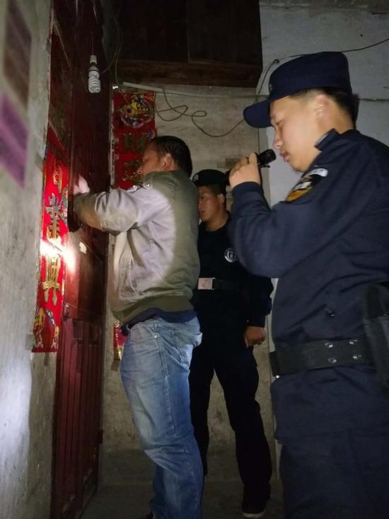 黔东南粗心妈妈误将幼女锁家中 